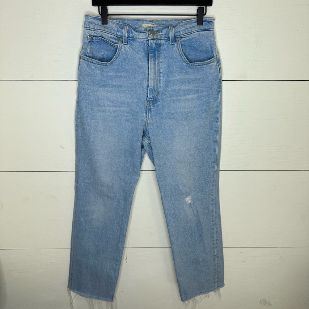 Levi's • 70s High Slim Straight in Light Wash Frayed Hem Size 31